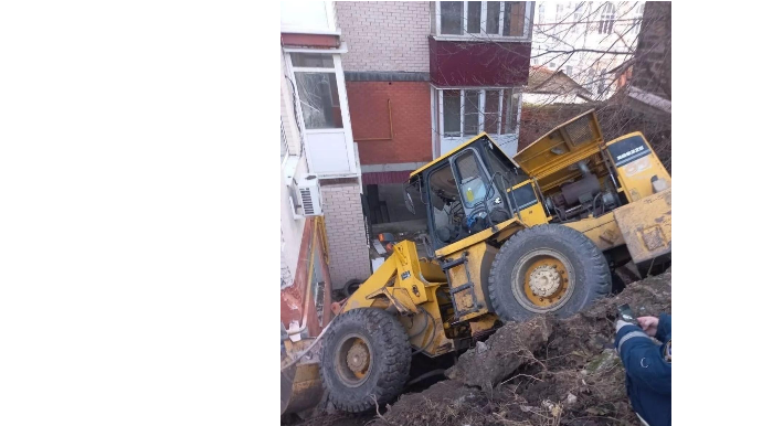 "Buldozer" öz-özünə hərəkət edərək evin həyətinə girdi - VİDEO  - FOTO