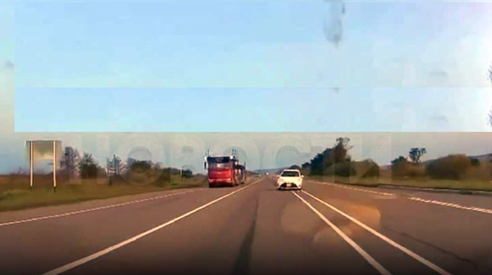 Qadağan olunan yerdə ötmə edən “Toyota” “Nissan”la toqquşdu; iki nəfər öldü - VİDEO