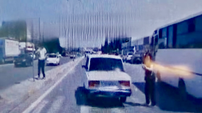 Sumqayıtda təhlükəli anlar: Sürücü avtobusun önündən çıxan piyadanı vurmasa da…   - VİDEO
