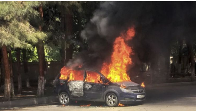 Bakıda minik avtomobili yanıb