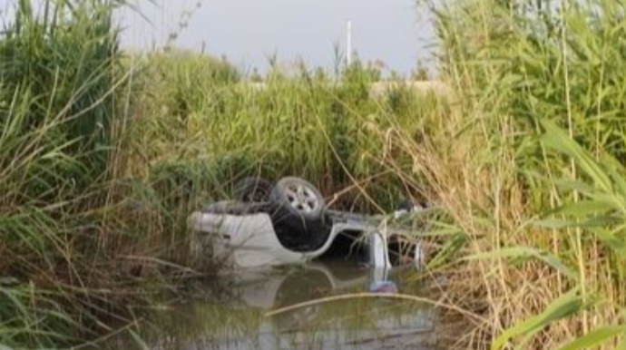 Kürdəmirdə ağır qəza:  Avtomobil kanala aşdı, bir ailənin dörd üzvü yaralandı   - FOTO