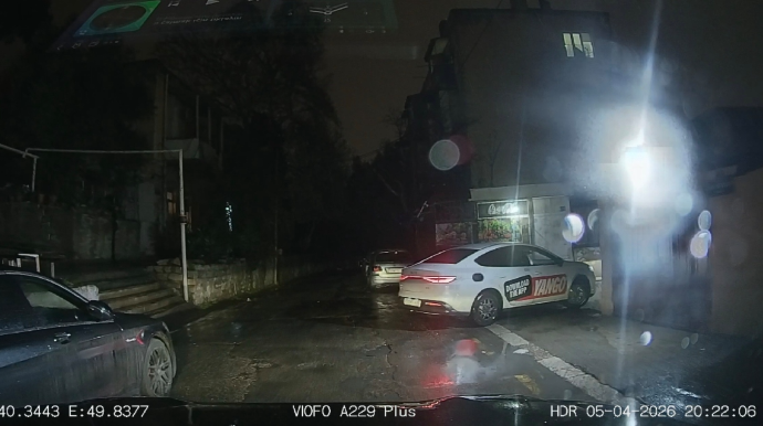 Maşını pilləkənlə düşürmək istəyən sürücü çıxılmaz vəziyyətdə qaldı - VİDEO