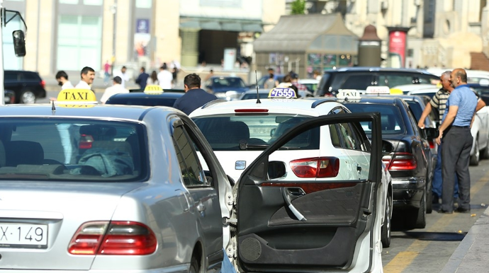 Bakıda insanlar avtobus və metronu qoyub taksilərə minirlər: Nazir gileyləndi 