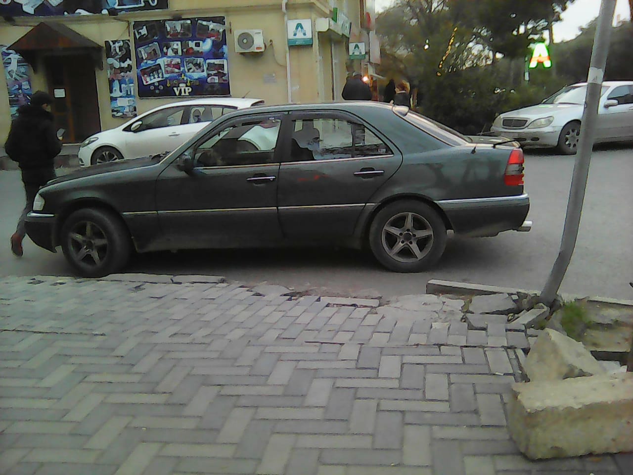 Səkidə maşın saxlayan sürücü - 10 RK 181 - FOTO