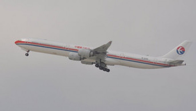 Çində stüardessa təyyarədən yıxılıb