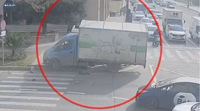 Firma maşını ilə “hoqqa verən” sürücü qayda pozub qəzaya düşdü – Svetoforu əzdi - VİDEO 