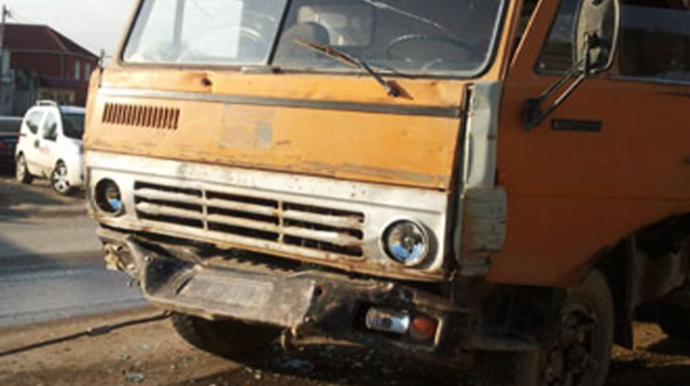 Minik maşını "KaMAZ"la toqquşdu, 8 yaşlı qız öldü 