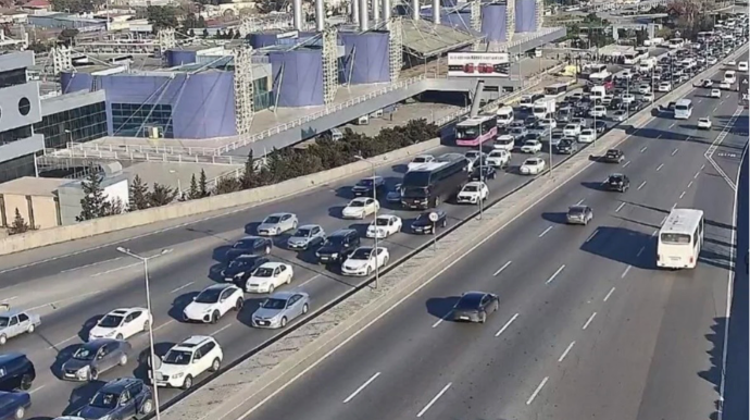 На каких улицах Баку 1 апреля наблюдаются транспортные заторы? 