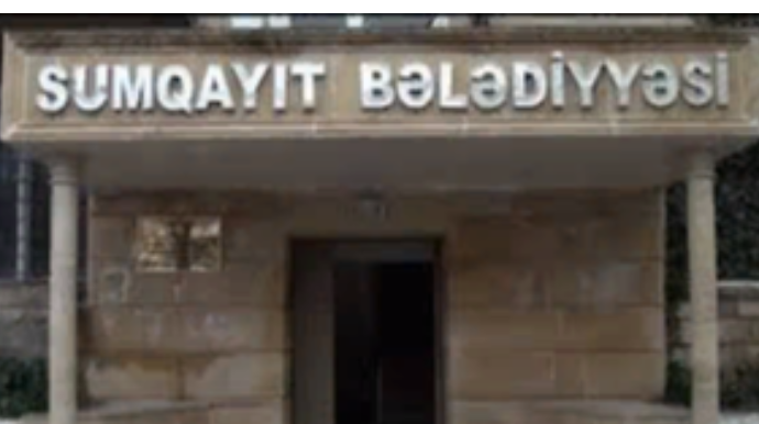 Muxtar Babayevin bələdiyyə üzvü olan keçmiş köməkçisi dələduzluqda ittiham edilir