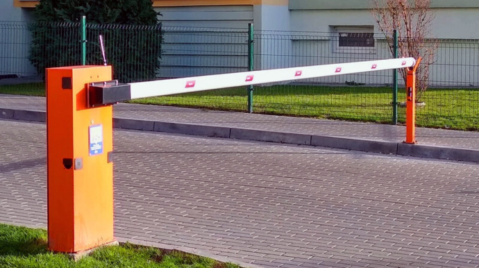 Sakinlərin binaların həyətinə şlaqbaum quraşdırması qanunidir? - AÇIQLAMA 