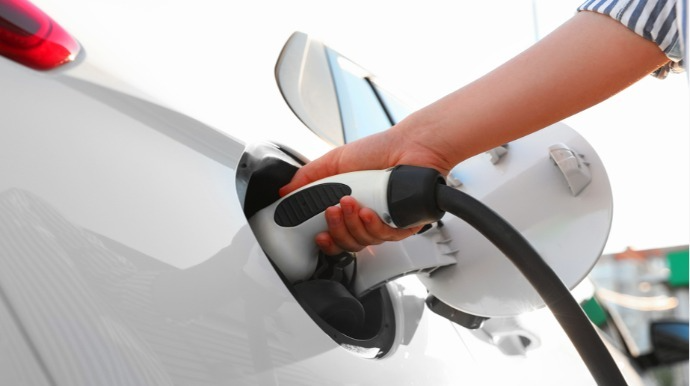 Elektromobil və hibrid satışında növbəti rekord 