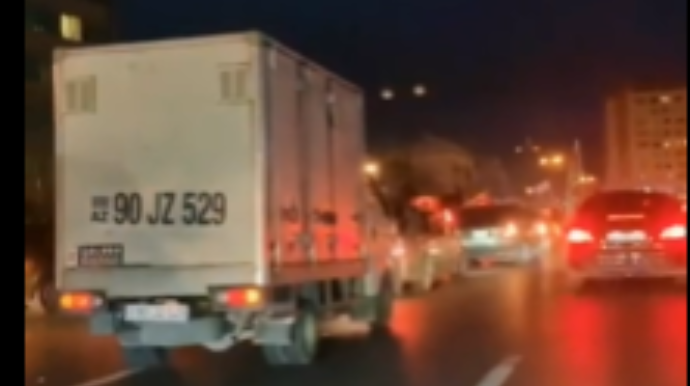 Yük maşını yolun ortasında görün nə "oyun çıxartdı"  - VİDEO