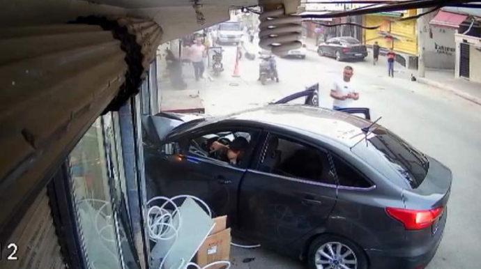 “KİA” səkidə piyadanı vurub mağazaya girdi; 4 nəfər xəsarət aldı - VİDEO 