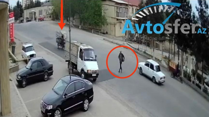 Özünü yola atan piyada motosikletin altında qaldı - VİDEO