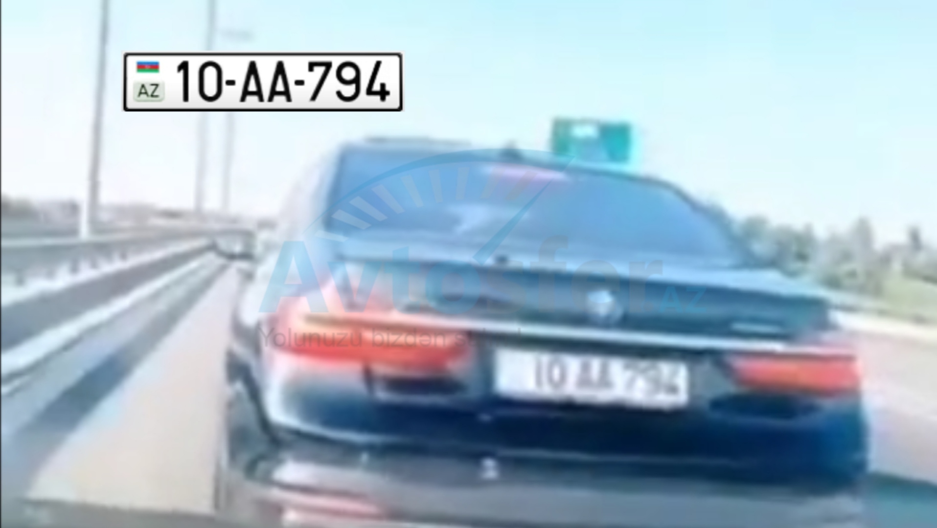 Bakıda "AA" seriyalı maşının sürücüsü qazinin yolunu kəsib onu söydü  - VİDEO