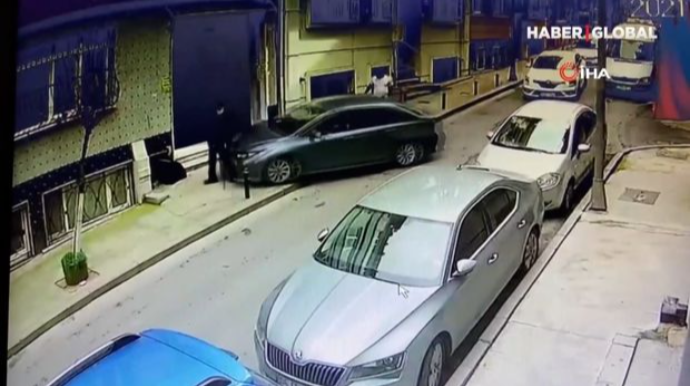 Əyləc əvəzinə qaza basan sürücü piyadanı vurdu  - VİDEO