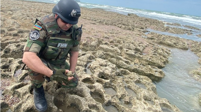 Bakıda dəniz sahilində əl qumbarası aşkarlanıb  - VİDEO