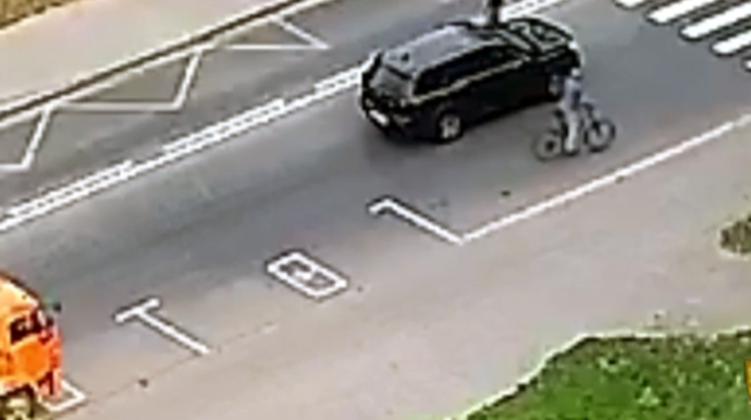 Yolun ortasında velosipedçiyə silah çəkən sürücü axtarışa verildi - VİDEO 