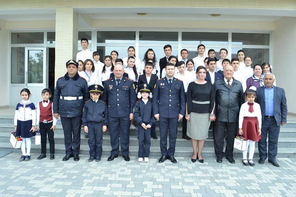 Yol polisi  məktəbliləri mükafatlandırdı - FOTO