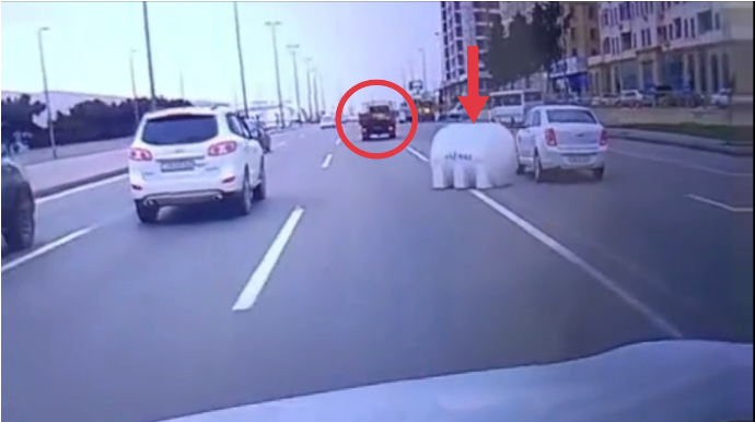 В Баку цистерна с водой свалилась с грузовика посредине дороги — ВИДЕО