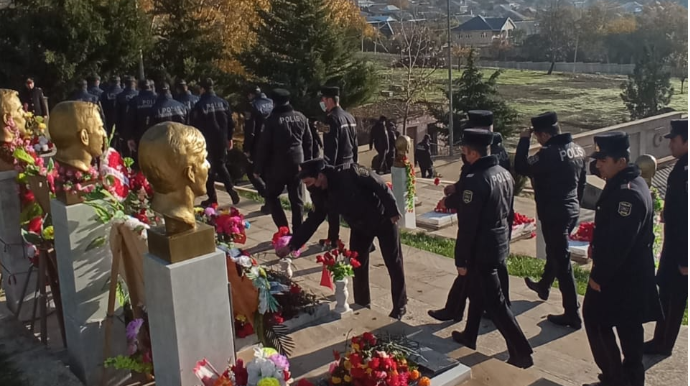 Oğuzda  polis əməkdaşları Şəhidlər Xiyabanını ziyarət ediblər  - FOTO