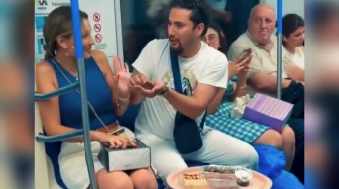 Qatarda suşi yeyən gəncin görüntüləri gündəm oldu - VİDEO 