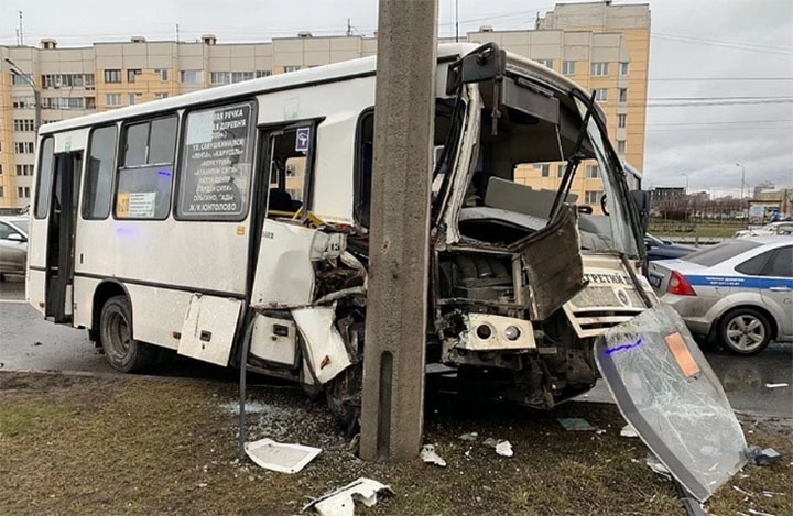 “PAZ” betondan olan işıq dirəyinə çırpıldı: 8 sərnişin xəsarət aldı - FOTO