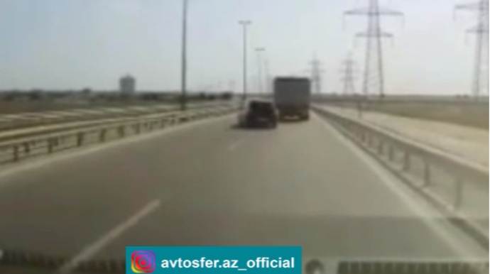 В Баку женщина-водитель попала в страшную аварию  - ВИДЕО