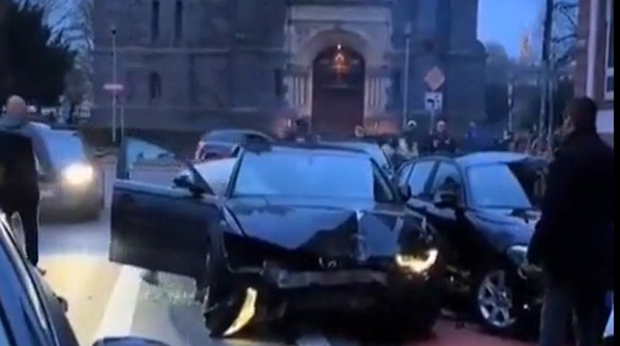 Almaniyada azərbaycanlı maşını dayanacağa çırpdı - FOTO - VİDEO