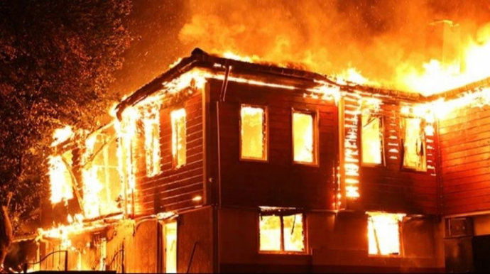 Suraxanıda ikimərtəbəli tikilidə yanğın olub