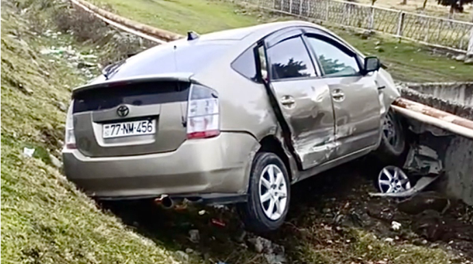 Qəzadan qaçmaq istəyən sürücü maşını kanala saldı   - VİDEO