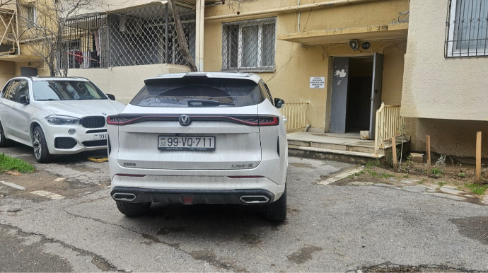 Bazara gələnlər məhəlləni zəbt edir, sakinlərin maşını “mühasirədə” qalır - VİDEO  