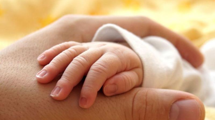 Binəqədidə avtomobildə köməksiz qalan uşaq xilas edildi