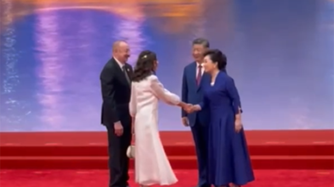 Prezidenti və xanımını belə qarşıladılar - VİDEO