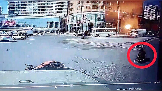 Dairədə qəza:  Motosiklet avtomobillə toqquşdu, bayker yola düşdü  - VİDEO