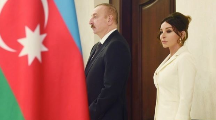 Милли Меджлис поздравил Ильхама Алиева и Мехрибан Алиеву  с Днем независимости