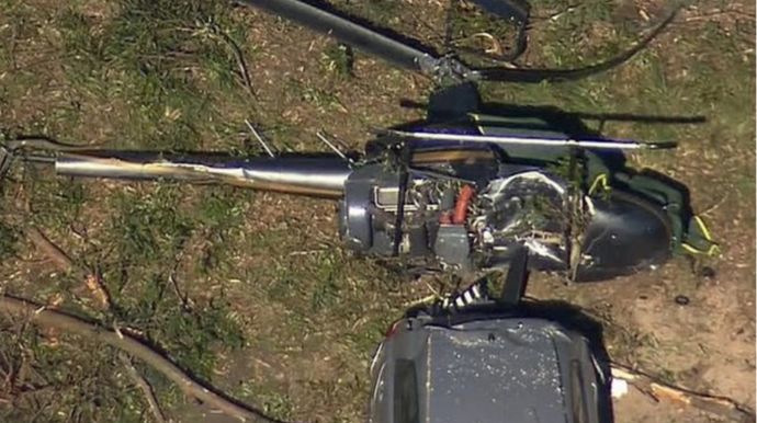 Helikopter avtomobil dayanacağının damına çırpıldı - FOTO