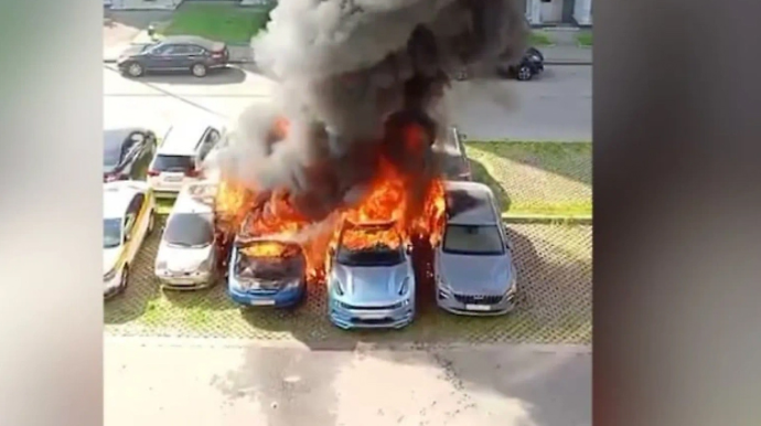 Qonşusunun yeni aldığı 151 minlik “Zeekr 001”ni yandırdı – Qadın xəstəxanaya yerləşdirildi - VİDEO 