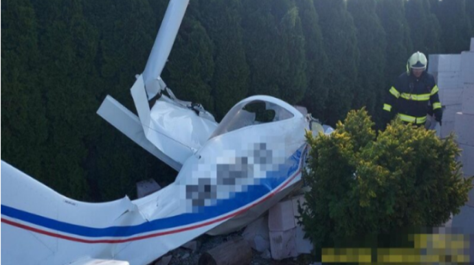 Təyyarə evin bağçasına düşdü, ölənlər var 