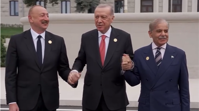 Üç qardaş Xankəndidə xatirə şəkli çəkdirdi - VİDEO 