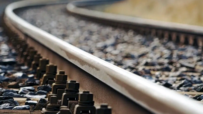 Qatarlar toqquşdu - yük vaqonları relsdən çıxdı 