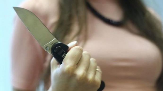 Astarada gəlin qaynatasını bıçaqlayıb