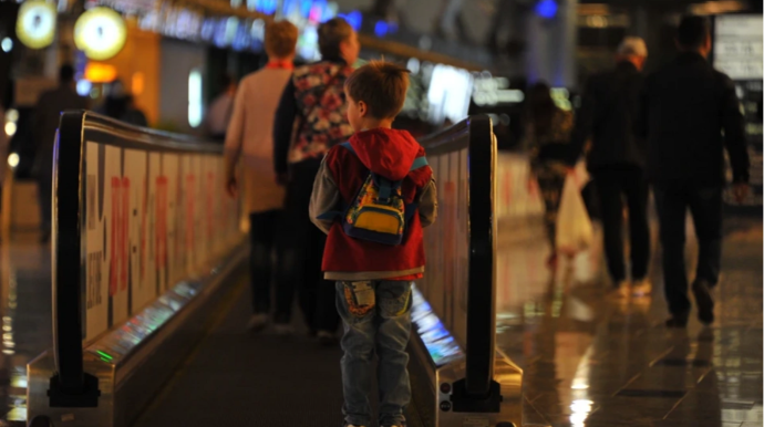 Valideynlər 10 yaşlı övladlarını hava limanında qoyub tətilə getdilər