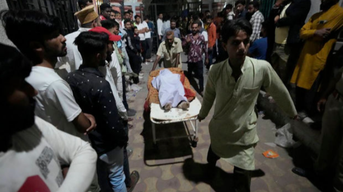 Hindistanda körpünün uçması nəticəsində ölənlərin sayı artdı - VİDEO 