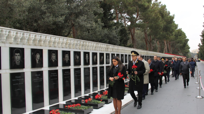 Dövlət Dəniz və Liman Agentliyinin kollektivi Şəhidlər Xiyabanını ziyarət etdi - FOTO 