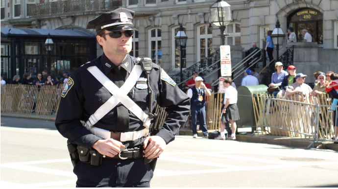 Amerika polisi avtomobildə yatan kişini güllələdi