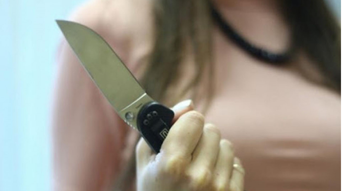 Azərbaycanda kişi tanıdığı qız tərəfindən bıçaqlanıb