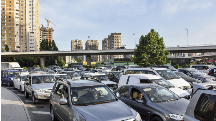 Bakıda qəza körpüdə tıxaca səbəb olub 