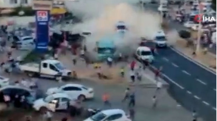 Türkiyədə günün ikinci dəhşətli qəzası: Yük maşını insan izdihamına çırpıldı - 16 ölü, 29 yaralı   - VİDEO - FOTO