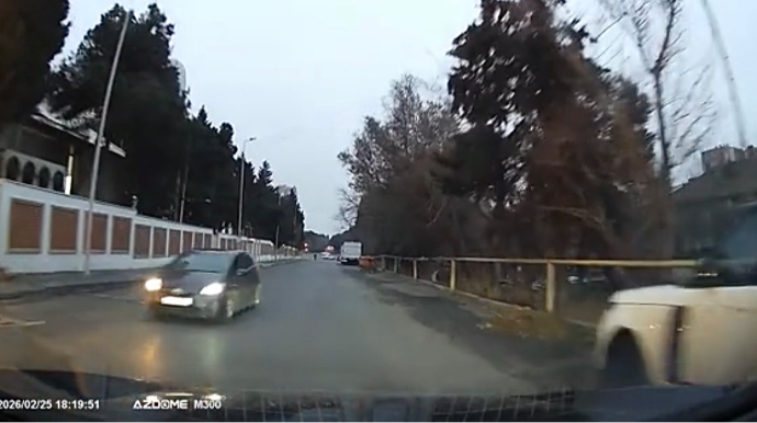 Qaydaları hələ də bilməyən “Prius” sürücüsü əks istiqamətə çıxdı - VİDEO